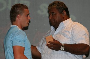 Cameron King accepting the DAU MEDAL from his Dad (Photo : ourfootymedia) 