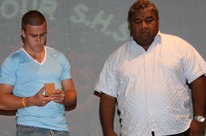 Cameron King accepting the DAU MEDAL from his Dad (Photo : ourfootymedia) 