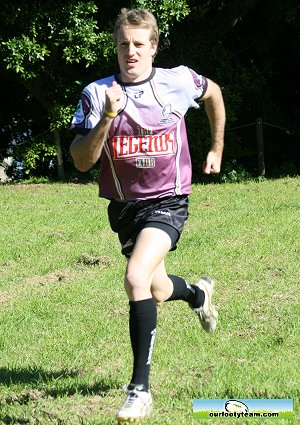 Jarrod Cole warms up (Photo's : OurFootyMedia)