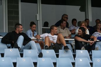 Hass & Manners having a chat watching the SG Ball rnd 4 action at Shark Park (Photo : OurFootyMedia) 