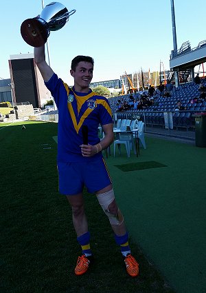 Kyle Flanagan proudly hold up the 2016 gio Schoolboy Trophy (Photo : steve montgomery / OurFootyTeam.com) 