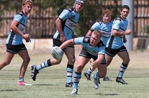 Sharks SG Ball hooker Isaac Longmuir unloads (Photo : Steve Montgomery / OurFootyTeam.com)