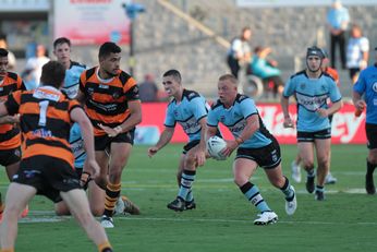 Isaac Longmuir runs the ball at Shark Park on Friday Night ( Photo : Steve Montgomery / OurFootyTeam.com )