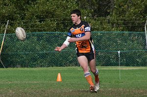 Chad Townsend passes the footy - De la Salle vs Yarrawarra Tigers Rnd 10 (Photo : ourfooty media)