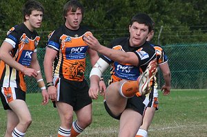 Chad kicks the footy away - De la Salle vs Yarrawarra Tigers Rnd 10 (Photo : ourfooty media)