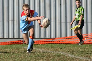 Daniel Small feedz the De la backline - Cronulla Caringbah Vs De La salle U 15A's Rnd 12 (Photo's : ourfooty media)