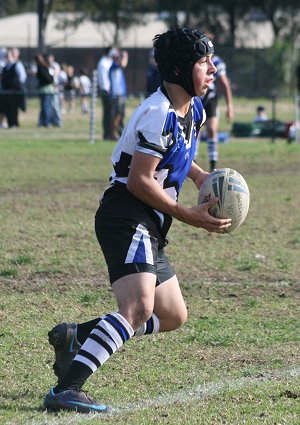 Cameron Paddy goes for a run - Cronulla Caringbah Vs De La salle U 15A's Rnd 12 (Photo's : ourfooty media)