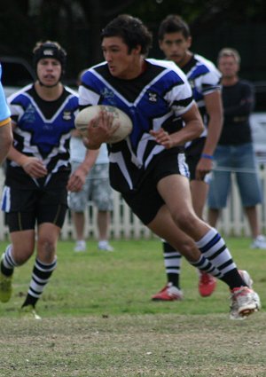 Joseph Drinkwater carrves up the middle - De La Vs Cronulla U 15A's (Photo : ourfooty media)