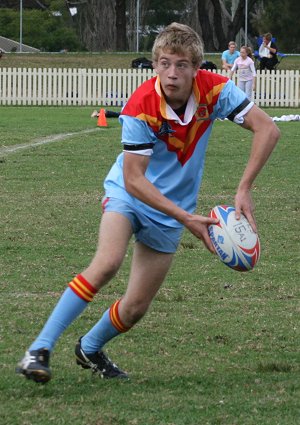 Daniel Small looks to unload quick - De La Salle Vs Cronulla U 15A's (Photo : ourfooty media)