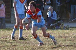 Tom McLenan passes the footy - De la vs Gymea U 15a's, Rnd 8 '08 ( Photo : ourfooty media)