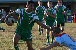Gymea player puts on a good palm on Ellis - De la vs Gymea U 15a's, Rnd 8 '08 ( Photo : ourfooty media)