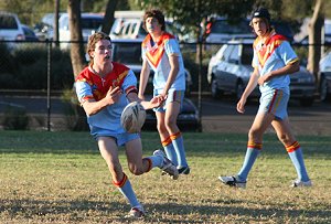 Tommy gets his back line running - De la vs Gymea U 15a's, Rnd 8 '08 ( Photo : ourfooty media)