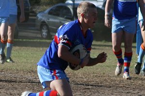 Jordan 'Cheeza' Dow runs at the De La line - De La Salle v Engadine Dragons 16A's rnd 15 ACTION (Photo's : ourfootymedia)
