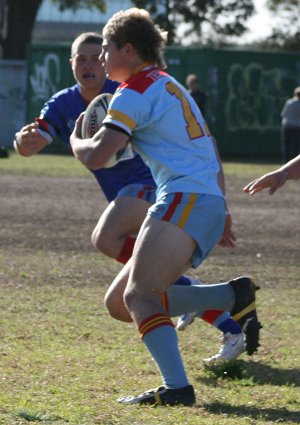 Reece Davidson running thru traffic - De La Salle v Engadine Dragons 16A's rnd 15 ACTION (Photo's : ourfootymedia)