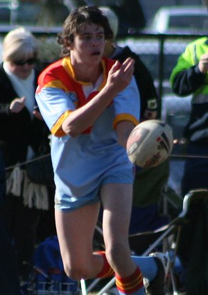 Jackson Clark plays the ball - De La Salle v Engadine Dragons 16A's rnd 15 ACTION (Photo's : ourfootymedia)