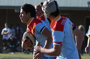 Jesse Faye has a run - De La Salle v Engadine Dragons 16A's rnd 15 ACTION (Photo's : ourfootymedia)