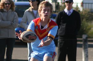 Daniel Small feeds his runners - De La Salle v Engadine Dragons 16A's rnd 15 ACTION (Photo's : ourfootymedia)