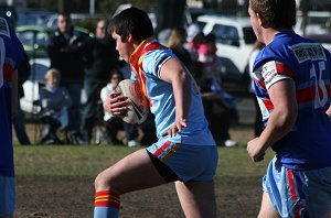 Jordan Owen runs up the middle - De La Salle v Engadine Dragons 16A's rnd 15 ACTION (Photo's : ourfootymedia)