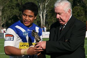 David Minute 2009 Harold Matthew's Player of the Year wins his Golden boot award presented by Mr. John Riodan from Souths (Photo's : ourfooty media)