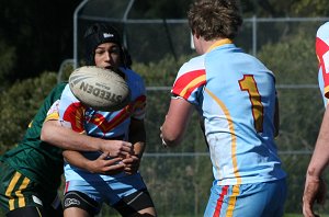 pete byron passes to andrew montgomery - De La Salle v Sutherland U17B's in ACTION (Photo's : ourfootymedia)