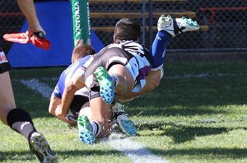 Tyrone Peachey's try saving tackle on the Jets Ryley Jacks (Photo : steve monty / OurFootyMedia) 