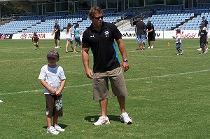 Brett Kimmorley help a little kid with his kicking - Sharks sign up day '07