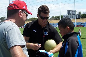 Kevin Kingston signs a few autographs - Sharks sign up day '07 ( Photo : ourfooty media)