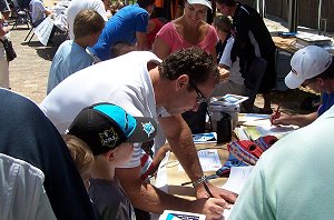 Ricky Stuart sign up with the best club in the shire - Kevin Kingston signs a few autographs - Sharks sign up day '07 ( Photo : ourfooty media)