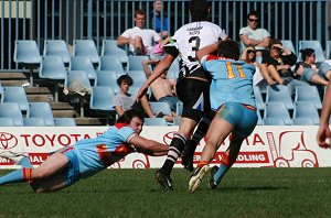 Sharks center ripping thru the De La line 