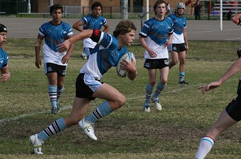 Reece Davidson runs the footy ( Photo : Steve Montgomery / OurFootyTeam.com )