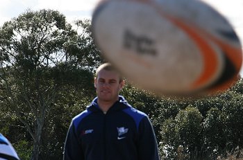 Daniel Holdsworth lends a hand ( Photo : Steve Montgomery / ourfootyteam.com)