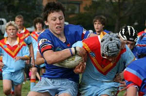Dodgie grabs the footy from Doin 