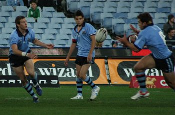 Tommy Handcock recieves a slick pass (Photo's : Steve Montgomery) 