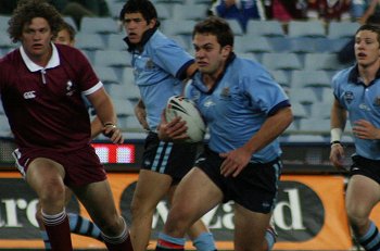 Tommy Handcock recieves a slick pass (Photo's : Steve Montgomery) 