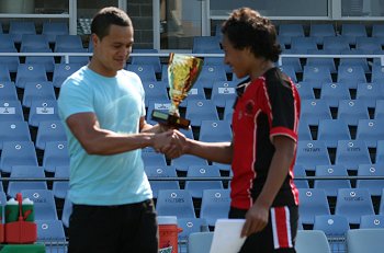 Chase STANLEY presents the CHASE STANLEY CUP to Endeavour SHS U15's Captain Samuel Tangitti from his old school Endeavour SHS (Photo : steve montgomery / OurFootyTeam.com )