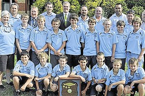 Top team: (front) Jeremy Gibbs, Nathan Connor, Jason McKay, Bailey Taylor, Joaby Stevens, James Drayton and Jaydan Kennedy, (middle) Kim Watts (team manager), Jake Parker, Bryce Beverstock, Reinhard Lategan, Brad Collett, William Picton, Sheldon Harris, Wade McKenzie and Melinda Harris, (back) Geoff Conner, Jeff Drayton (coach), Antony Bijok, Steve McDonald, Neil Parker, Phil Beverstock, Kel McKay