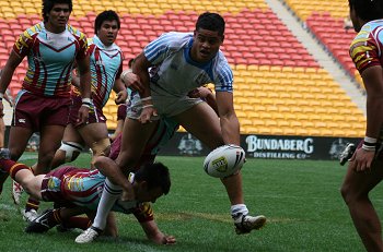 Jacob Loko unloads - 2010 ARL SCHOOLBOYS CUP - Grand Final - Keebra Park v The Hills @ SunCorp Stadium (Photo : ourfootymedia)