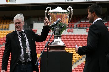 Gerald McCallum shakes the KINGS hand - "thank u very much" (Photo : ourfootymedia)