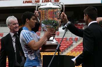 Jason Wehbe hold up the 2010 ARL Schoolboys Cup (Photo : ourfootymedia) 