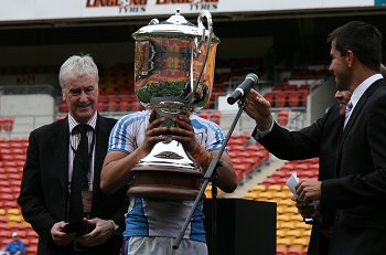 Jason Wehbe hold up the 2010 ARL Schoolboys Cup (Photo : ourfootymedia) 