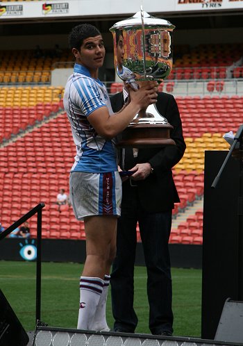Jason Wehbe hold up the 2010 ARL Schoolboys Cup (Photo's : Steve Montgomery / OurFootyTeam.com) 