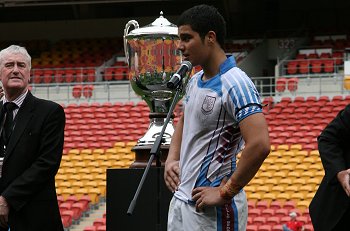 Jason Wehbe hold up the 2010 ARL Schoolboys Cup (Photo's : Steve Montgomery / OurFootyTeam.com) 