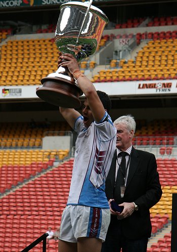 Jason Wehbe hold up the 2010 ARL Schoolboys Cup (Photo's : Steve Montgomery / OurFootyTeam.com) 
