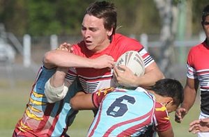 Tom McLelland fights his way through Keebra defenders | Photo: MEGAN TAYLOR