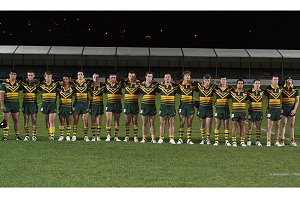 AIS line up to sign the Australian National Anthem (Photo : Ian LOVELL) 