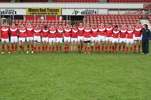 WALES line up to sign the WELSH National Anthem (Photo : Ian LOVELL) 