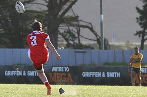 West Coast's Centre kick the ball back into play (Photo : Bill Phillips / DiGiSPORT / OurFootyMedia)