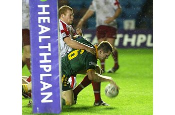 Mitchell Pearce puts the ball down in the rain and IT'S TRY TIME (Photo's : ourfooty media / RLPhotos.com  - Maurice JONES )