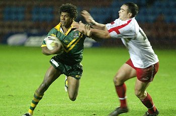 Shannon Walker palms his Englaish opponent on the way to the line in another great performance from his Country   ( Exclusive OFT Photo :OFT / RLPhotos.com  - Maurice JONES )