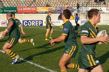 Mitchell PEARCe (on right) warms up with his Australian Schoolboy team mates before the 2nd Test vs French National Juniors 20/12/06 - ( Exculsive OFT Photo : pierre grenet Photography [France])